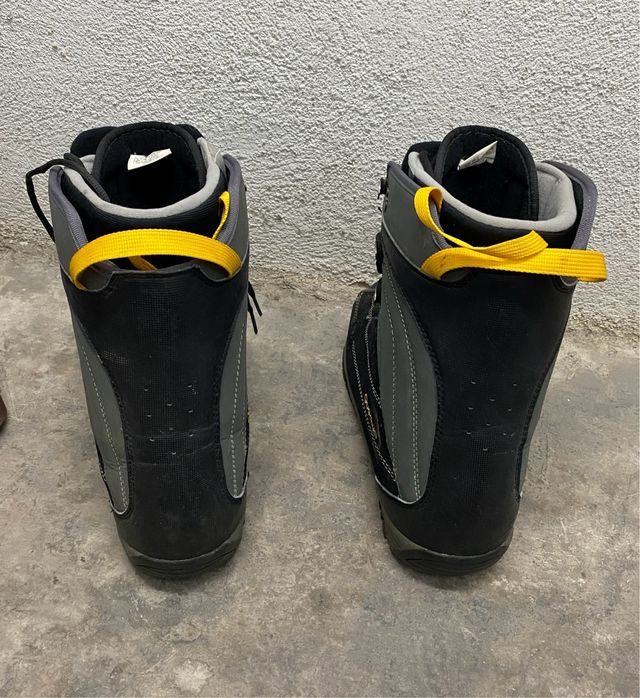 Scarponi da snowboard e borsa per il trasporto