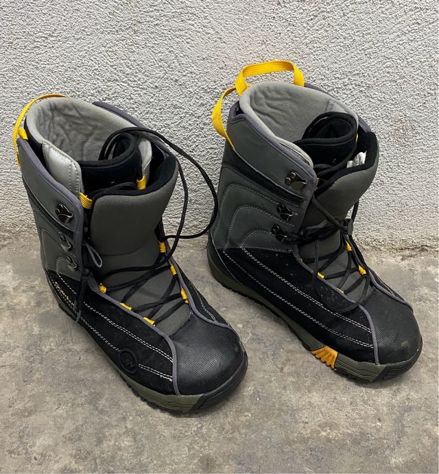 Scarponi da snowboard e borsa per il trasporto