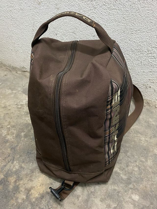 Scarponi da snowboard e borsa per il trasporto