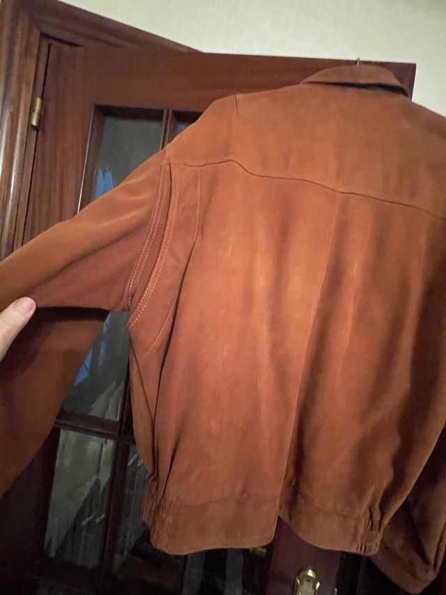 Cazadora de ante de hombre color coñac.