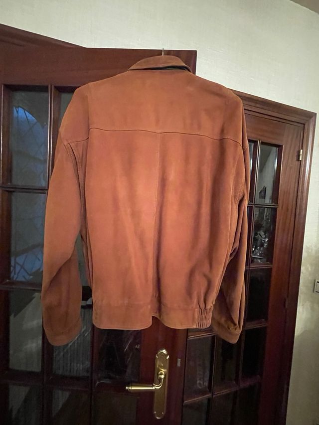 Cazadora de ante de hombre color coñac.