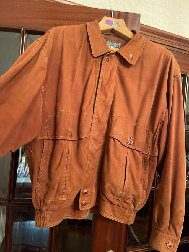 Cazadora de ante de hombre color coñac.