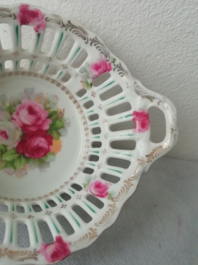 Antica coppetta in porcellana dipinta con fiori 