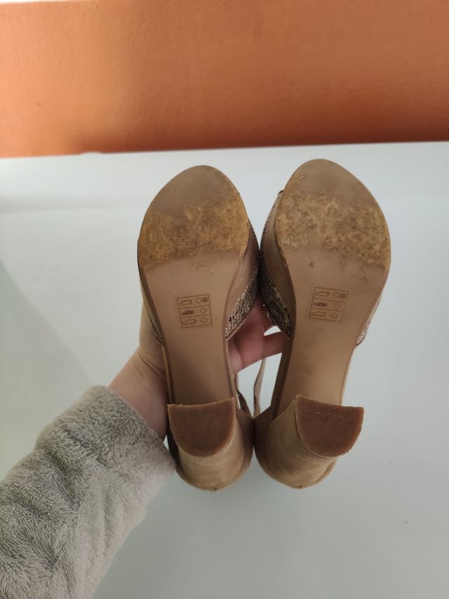 Tacones camel