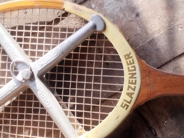 Raqueta de madera con tensor