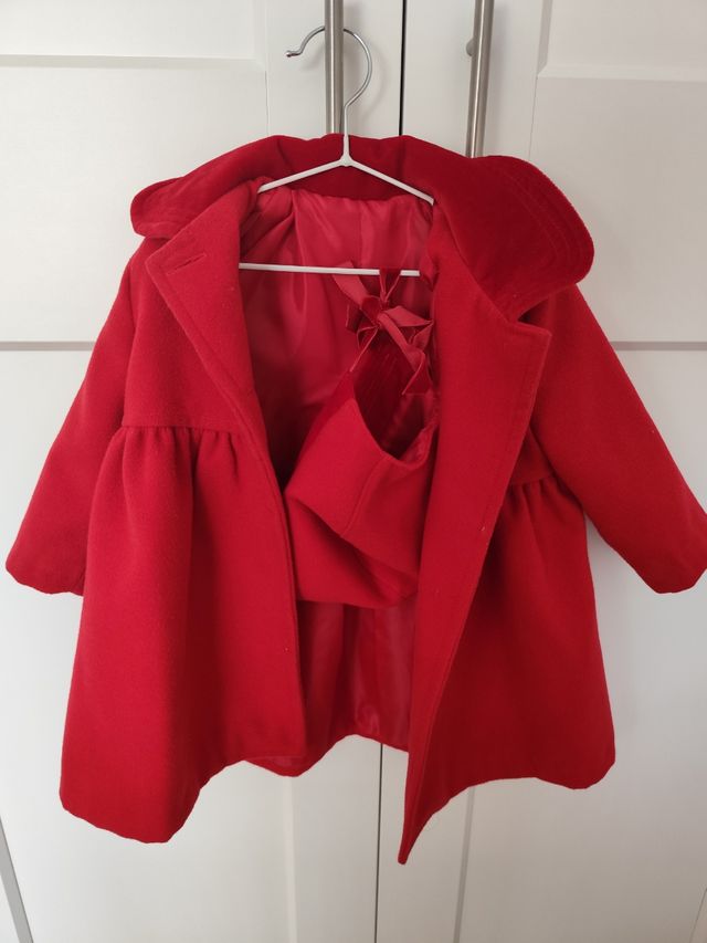 Abrigo con capota roja talla 18 meses