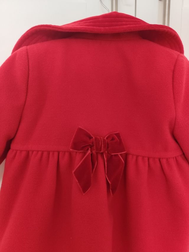 Abrigo con capota roja talla 18 meses