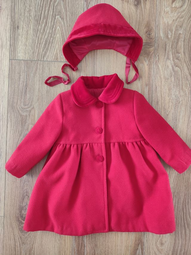 Abrigo con capota roja talla 18 meses