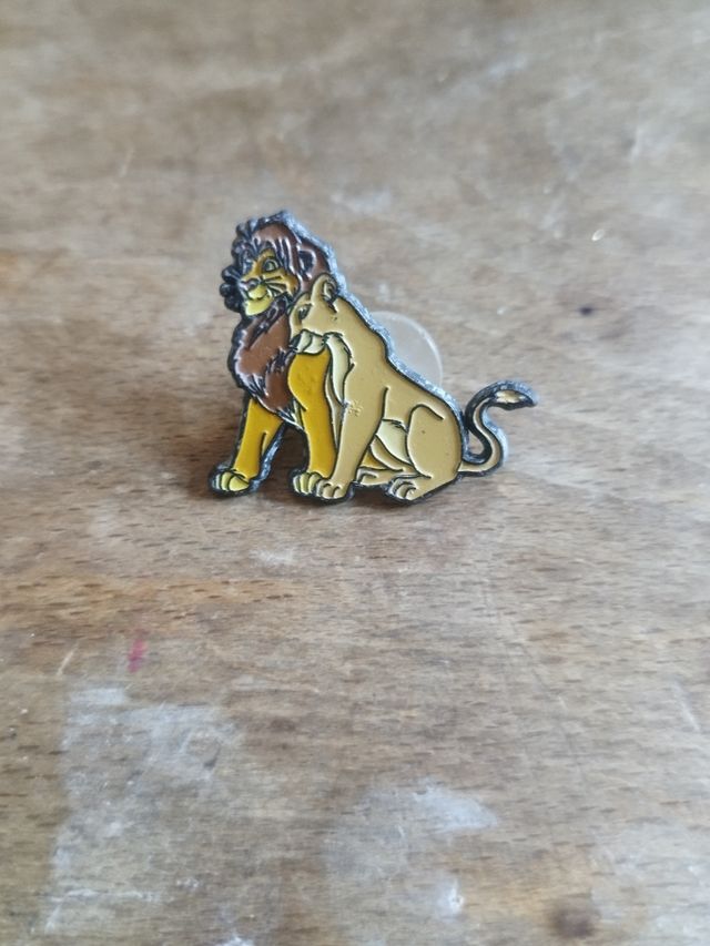 Pin disney rey león