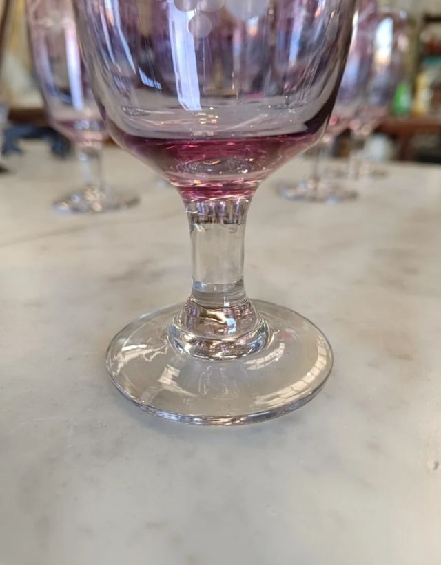 Set di tazze in vetro intagliato