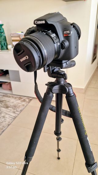Canon EOS Rebel T7 Camera DSLR y Tripode