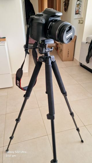 Canon EOS Rebel T7 Camera DSLR y Tripode