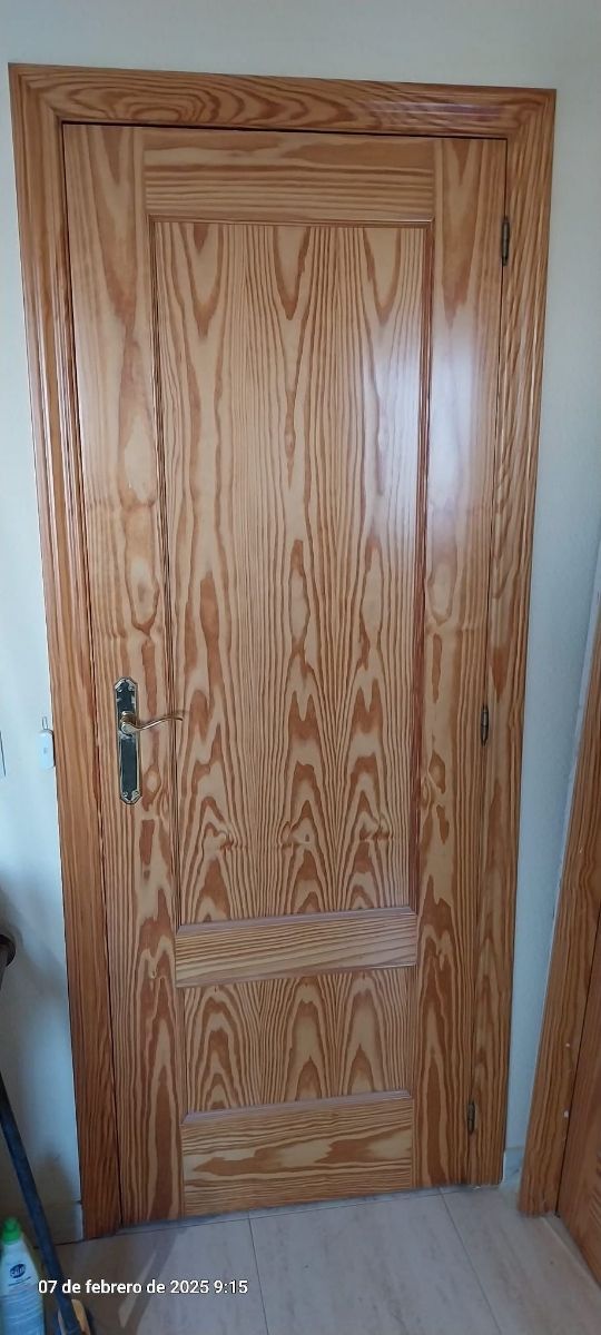 Puerta completa de madera en pino maciza