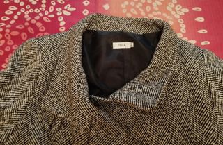 Chaquetón jaspeado negro y blanco. De Festa