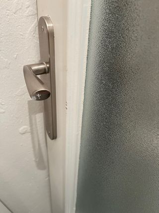 Puerta blanca con cristal