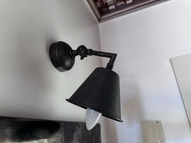 Lampada da parete vintage in metallo scuro