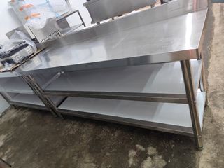 Mesa acero con dos estantes