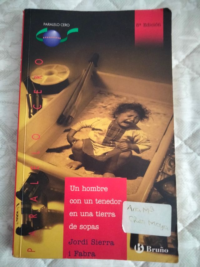 Un hombre con un tenedor en una tierra de sopas