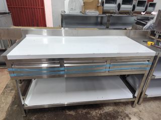 Mesa con cajones y balda