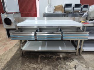 Mesa con cajones y balda