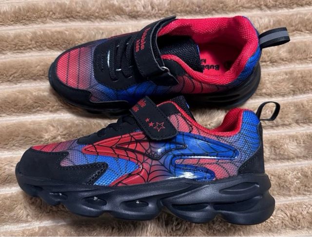 Nuove scarpe da ginnastica per bambini taglia 30