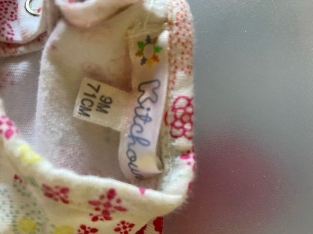 Pelele bebe beige con muñecos