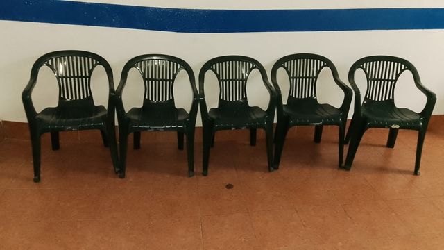 Conjunto de 5 sillas de jardín. 