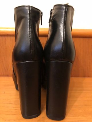 UN PASO MÁS botines tacón 36