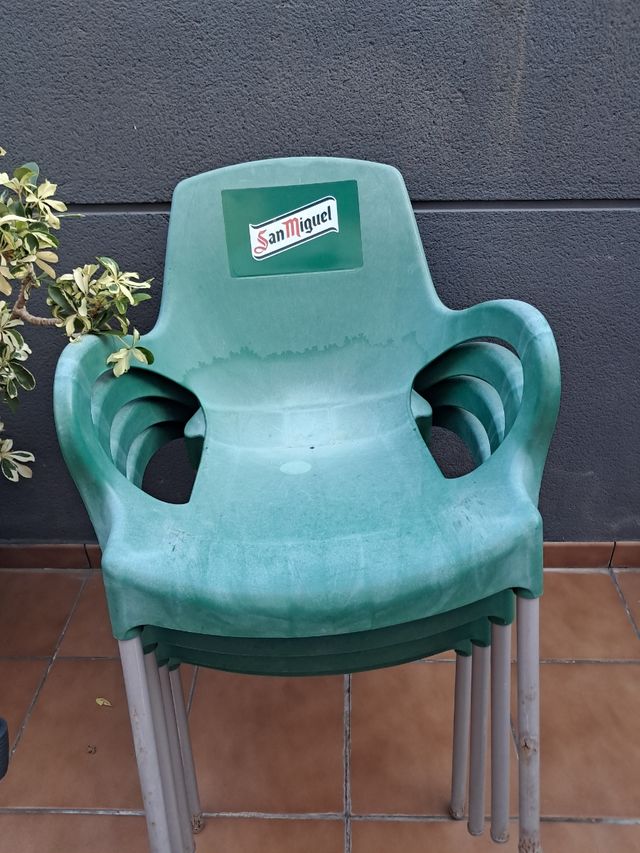 4 sillas de terraza grandes  y se regala la mesa