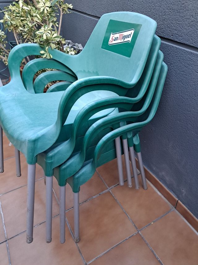 4 sillas de terraza grandes  y se regala la mesa