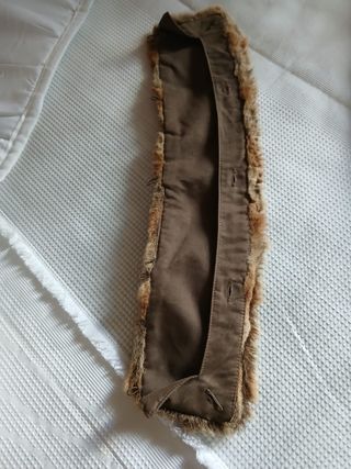 CUELLO DE PIEL SINTÉTICO.