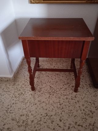 Mesita de noche de madera