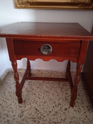 Mesita de noche de madera