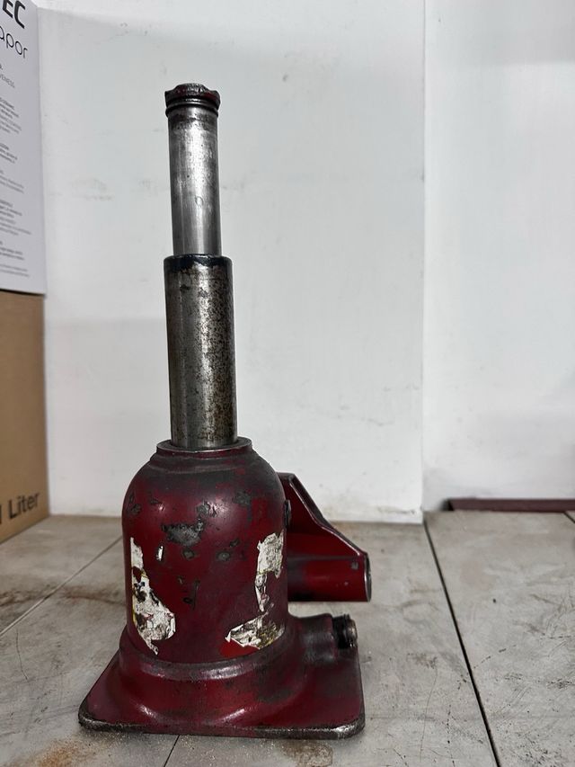 Cric sollevatore idraulico