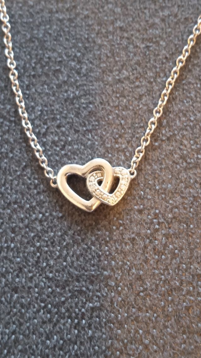 Colgante con corazones entrelazados