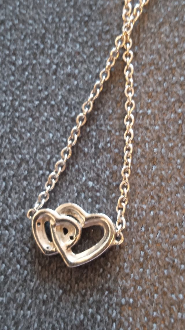 Colgante con corazones entrelazados