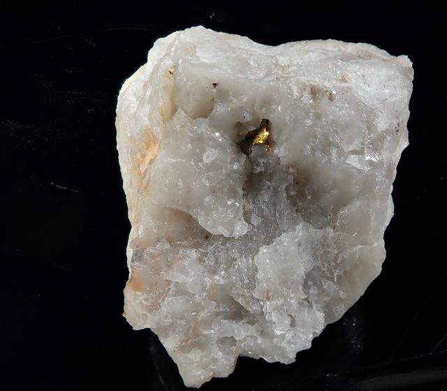 Mineral. Oro nativo en cuarzo