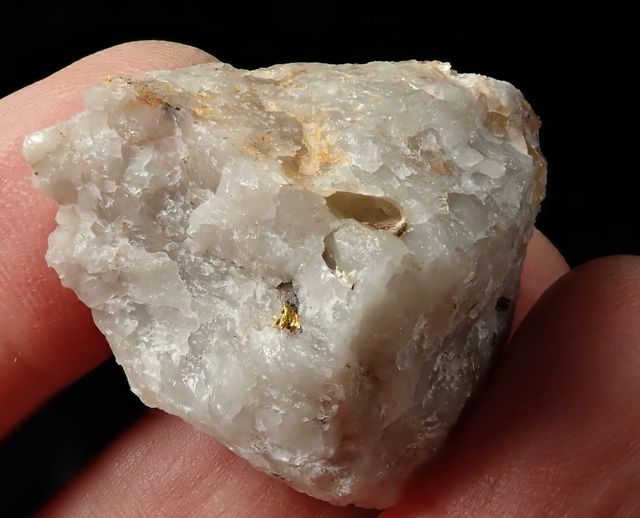 Mineral. Oro nativo en cuarzo