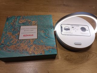 Lámpara, altavoz y cargador de movil