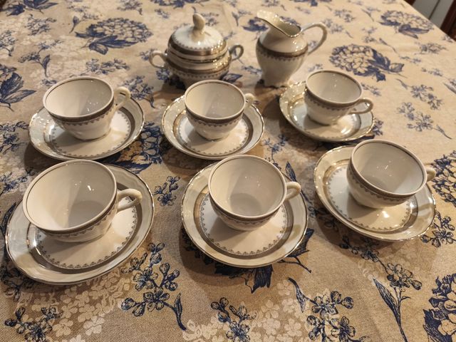 Juego café Bidasoa blanco filo plata.