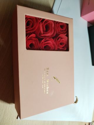Caja de rosas con collar 