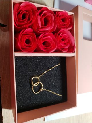 Caja de rosas con collar 