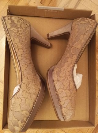 Zapato de tacon de encaje color cafe