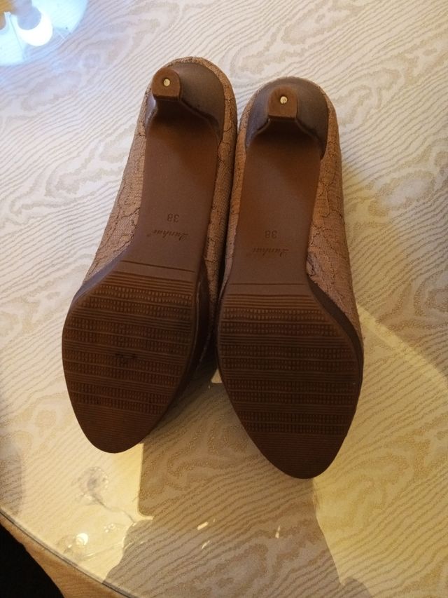 Zapato de tacon de encaje color cafe