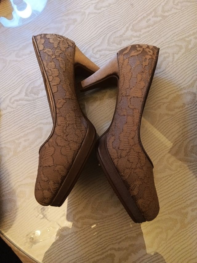 Zapato de tacon de encaje color cafe