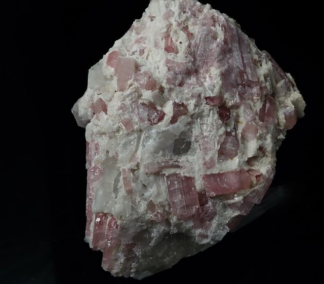 Mineral. Turmalina Var.  Rubellita