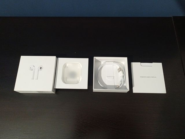 Caja AirPods y cable Lightning