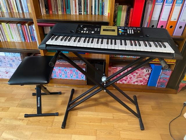 Teclado Yamaha con taburete y soporte tijera