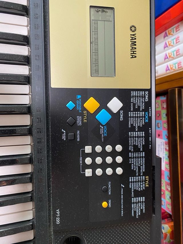 Teclado Yamaha con taburete y soporte tijera