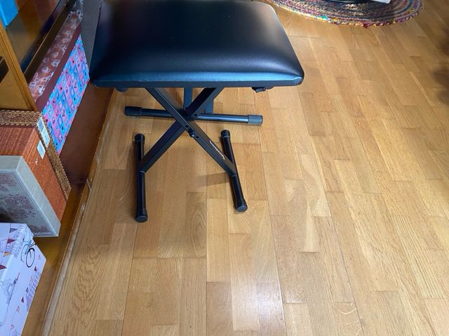 Teclado Yamaha con taburete y soporte tijera